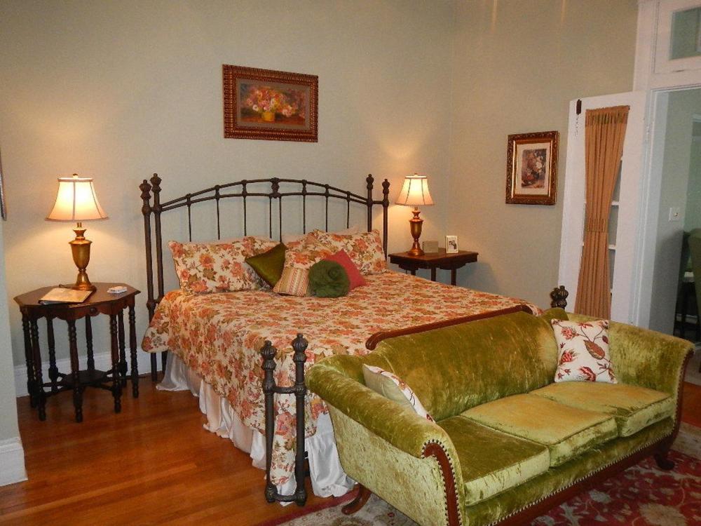Deluxe King Room interior